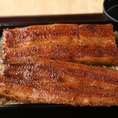 お重を埋め尽くす贅沢な鰻の香ばしさと、ふっくら焼き上がった極上の旨み。落ち着いた空間でご友人との会食や記念日、お一人様での贅沢なランチなど、様々なシーンで心地よい時間をお過ごしください。