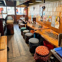 １階はテーブルをすべてつなげることで最大２４人で卓を囲んでいただけます！