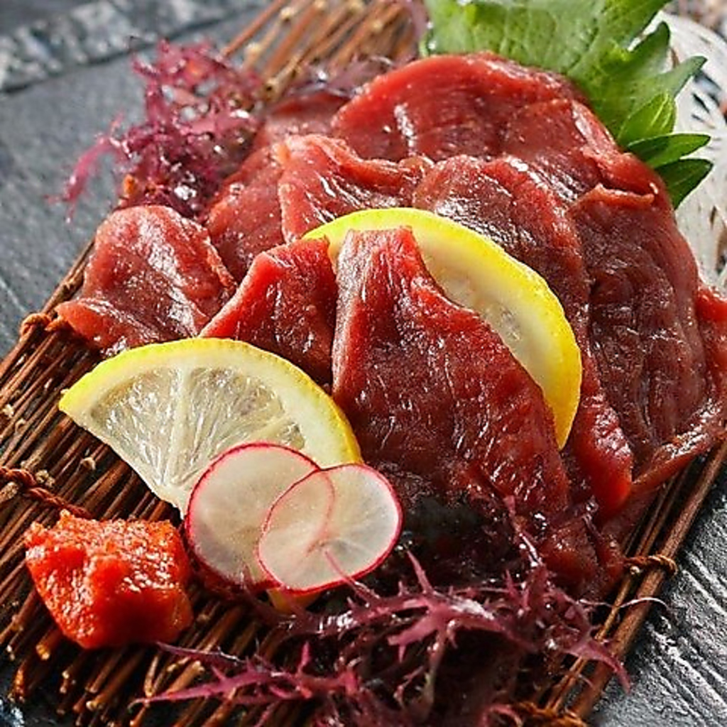 【会津産馬刺し】柔らかな肉質と濃厚な旨味が口の中に広がります！にんにくが効いた辛味噌でどうぞ