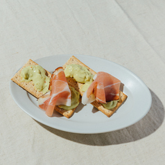 生ハムとアボカドのクラッカー/prosciutto & avocado crackers