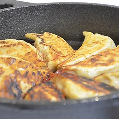 鉄板で焼いた熱々の餃子をご提供！醤油にもこだわりあり