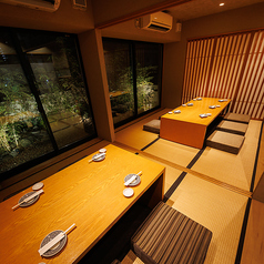 畳敷き落ち着いた空間に、足を伸ばしてゆったり過ごせる掘りごたつ個室！大きな窓から見える庭園の緑が、都会の喧騒を忘れさせてくれます！少人数からグループ利用まで幅広く対応でき、居心地抜群です！
