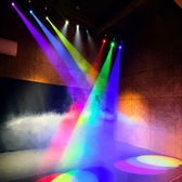 【本格的な照明設備を完備】色鮮やかなスポットライトやスモークによる本格的な演出が可能な設備を完備しております◎結婚式の二次会や各種イベント、パーティーなど、特別な日をさらに盛り上げること間違いなし♪非日常的な空間で、思い出に残るひとときをお過ごしいただけます!サプライズ演出などもご相談ください◎