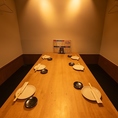 ゆったり座れる扉付き個室は宴会にもピッタリ！会社の宴会や友人との飲み会など、落ち着いた照明と和の雰囲気に包まれて、会話も盛り上がること間違いなし！宴会コースは飲み放題付4000円～！
