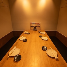 ゆったり座れる扉付き個室は宴会にもピッタリ！会社の宴会や友人との飲み会など、落ち着いた照明と和の雰囲気に包まれて、会話も盛り上がること間違いなし！宴会コースは飲み放題付4000円～！