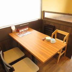 小さなお子様連れの方も安心のテーブル席もご用意しております。お子様専用の椅子と食器などがあり、家族団らんのひと時を楽しめるようお子さまにも嬉しいメニューも♪