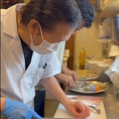 この道50年のベテラン料理人が腕を振るう本格和食。長年培った確かな技と目利きで、素材の良さを最大限に引き出します。新鮮な魚介や旬の食材を使ったこだわりの料理を、ぜひご堪能ください。