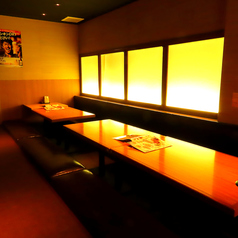 足元ゆったり♪掘りごたつ席はお勤め先での宴会や気の合う仲間との飲み会にもおすすめです。当日利用できるコースもご用意しておりますので是非ご活用ください。ご予約やお問い合わせはお気軽に店舗までご連絡ください。