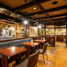 落ち着いた雰囲気の店内は、お一人でもグループでも快適にお過ごしいただけます。