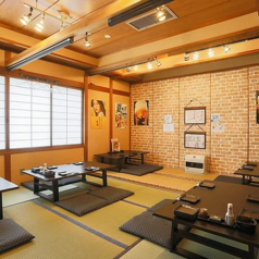 最大40名様までご利用可能な広々としたお座敷席です★会社や部署の大人数宴会に最適な空間となっております！畳の上で足を崩してリラックスしながら、新鮮な魚介と創作料理をお楽しみいただけます◎開放感がありながらも、どこか温かい雰囲気の中で、賑やかなひとときをどうぞ♪