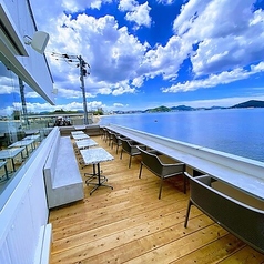 海に面した最も開放感のあるお席です。潮風を感じながら、目の前に広がる海を眺めることができます。ぜひご利用ください。