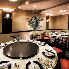 お集まりの席にふさわしい華やかな中国料理。円卓を囲んで和やかにゆっくりお楽しみいただけます。