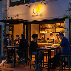 天気の良い日には開放的なテラス席がおすすめです。緑豊かなロケーションで、心地よい風を感じながらお食事をお楽しみいただけます！