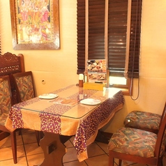 少人数でのご利用に便利な4名様テーブル席をご用意しております！ご夫婦やカップル、ご友人同士での普段のお食事使いに最適なお席です♪お洒落な間接照明が照らす異国情緒あふれる内観で、特別なひとときをお過ごしいただけます。