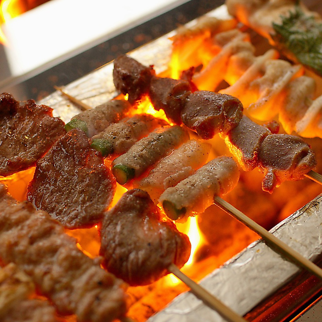 つくね串や野菜串、ベーコン串など豊富な種類が自慢の串焼き！炭火でじっくり焼き上げた熱々をどうぞ