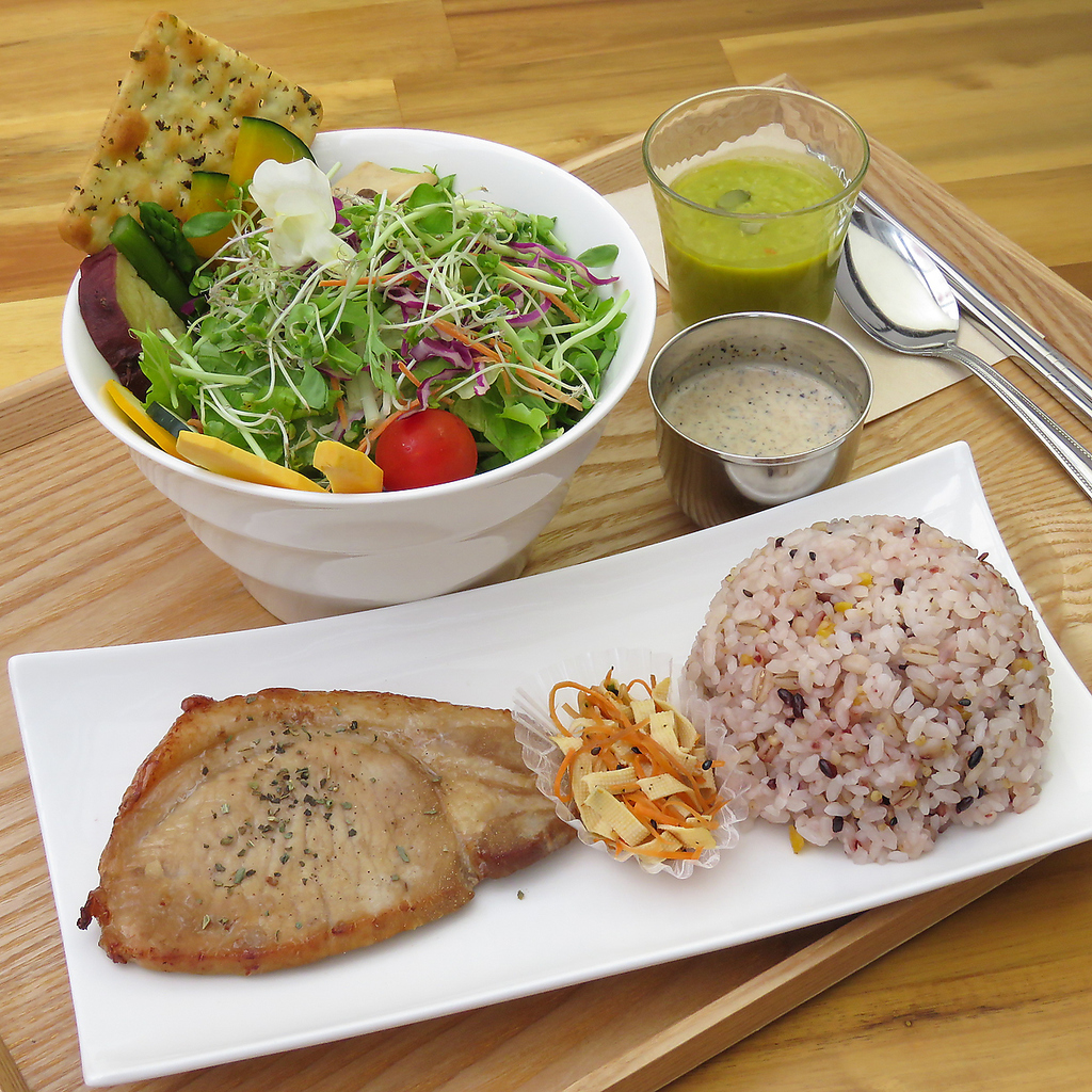 ポークorチキンorフィッシュ／白米or雑穀米orロールパンなど選べるプレートメニュー