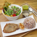 ポークorチキンorフィッシュ／白米or雑穀米orロールパンなど選べるプレートメニュー