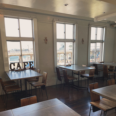 海が見える窓側のお席が人気です！