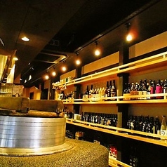 当店は、カウンター席が16席あり、アットホームな雰囲気でデートやちょい飲みに最適です。豊富なお酒が揃い、特に日本酒や焼酎が楽しめます。また、釜で炊くご飯は、炊きたての美味しさが魅力。焼鳥とともに、心温まるひとときを過ごせます。