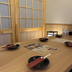 【1階も完全個室にリニューアル】これまで2階席のみだった完全個室席も、大好評につき1階のオープン席を改装して完全個室に！1階個室は喫煙個室となっており、紙たばこもＯＫです♪