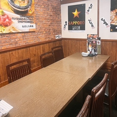 明るく広々とした雰囲気のテーブル席はゆったりと座り心地も◎旬の食材をふんだんに使った料理をリーズナブルな価格お楽しみいただけるので、ご家族やご友人とのご会食にもぴったりです！