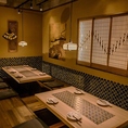 【個室あり◎】10名様まで着席可能な広々としたテーブル席は、会社のご宴会やご友人同士の集まりに最適です。全員の顔を見渡せるレイアウトで、一体感のあるひとときをお過ごしいただけます。ゆとりある空間で旬の料理とお酒を囲みながら、笑顔あふれる時間をお楽しみください。