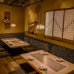 【個室あり◎】10名様まで着席可能な広々としたテーブル席は、会社のご宴会やご友人同士の集まりに最適です。全員の顔を見渡せるレイアウトで、一体感のあるひとときをお過ごしいただけます。ゆとりある空間で旬の料理とお酒を囲みながら、笑顔あふれる時間をお楽しみください。