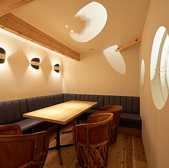 8名様用の個室もあり、少人数のお集まりや女子会などにも利用可能です。コースやアフタヌンティーもご用意しておりますのでご利用ください。