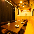 カーテンで仕切られた落ち着きのある半個室で、ジューシーなお肉と多彩なお酒の食べ飲み放題をゆったり堪能できます。特別な時間を過ごしたい方にも最適です。ぜひお越しください！