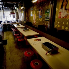 【ご友人、ご家族、同僚と】ゆったりお座りいただけるテーブル席！本場韓国を再現した空間でお楽しみください♪48席の広々とした店内なので、宴会にも◎　【関内　野毛　みなとみらい　中華街　日ノ出町　伊勢佐木町　横浜】