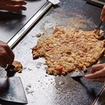 セルフスタイルの体験型鉄板焼きを満喫♪子どもから大人まで老若男女問わず夢中になれるので、家族連れはもちろん友人・職場の仲間との集まりにもぜひご利用ください！