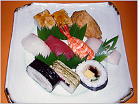 様々な種類の京寿司が楽しめる和の宝庫。旨味がつまったお寿司をご堪能ください。
