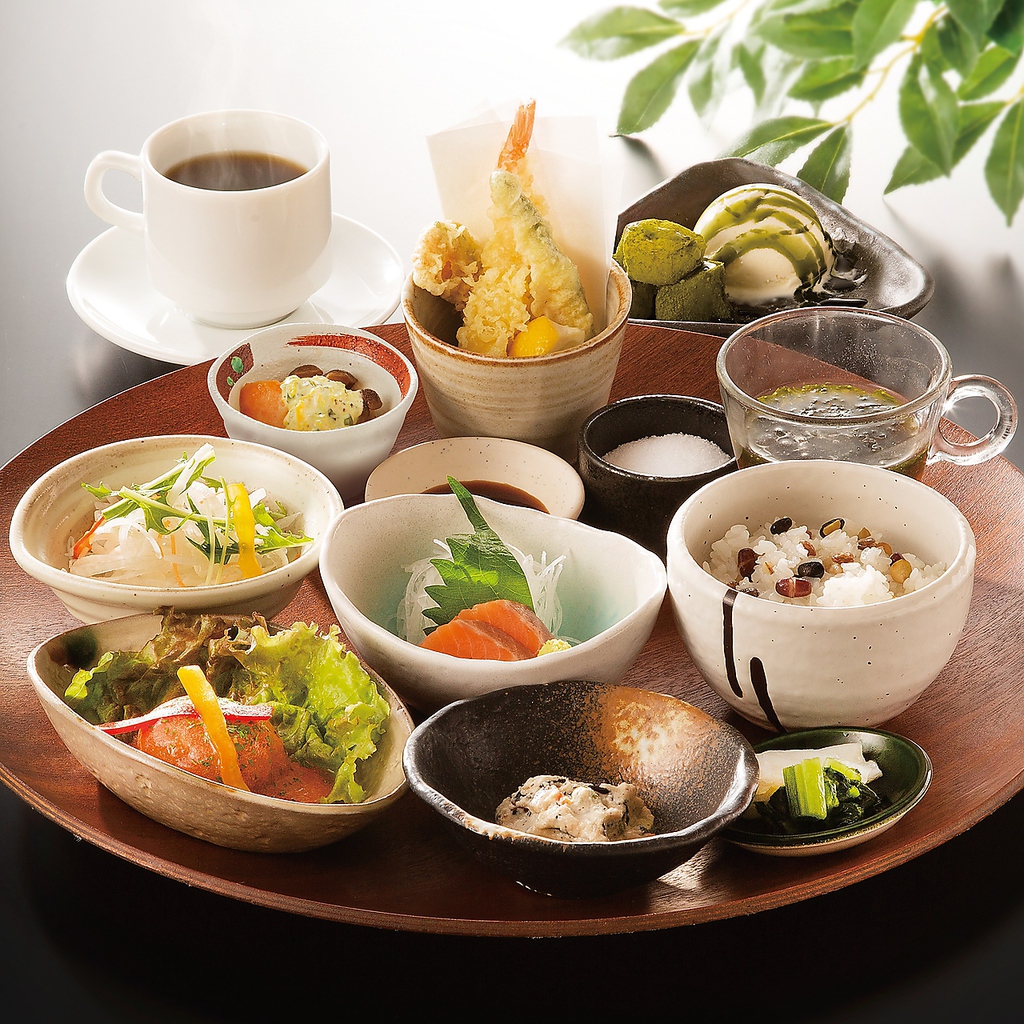 【昼】品数もボリューム満点のランチメニュー♪ご飯のおかわり無料なので女性だけでなく男性にも人気