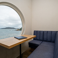 海を眺めながら、ゆったりと語らいのひとときをお過ごしいただけます♪記念日やデートはもちろん、心に残る非日常体験を求める方におすすめです。