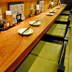 落ち着いた雰囲気のカウンター席で、心をリラックスさせながら過ごす時間が魅力です。木の温もりを感じる空間は、心地よさを引き立て、料理を待つ間も心が安らぎます★友達との会話や一人の時間、どちらでも楽しめる居心地の良さが自慢です♪