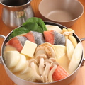 料理メニュー写真 ●甘酒香る♪とろけるチーズとバター♪鮭と道産野菜のヘルシー石狩鍋[味噌豆乳スープ]　1人前