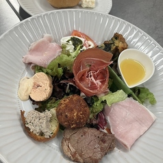 自家製オードブルとサラダのプレート