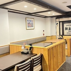 店内にはテーブル席と個室を合わせて全70席をご用意しております。大人数の団体様を収容可能な広々とした空間で、様々なシーンにご利用いただける席を確保しております。