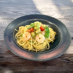 エビとアボカドのジェノベーゼパスタ