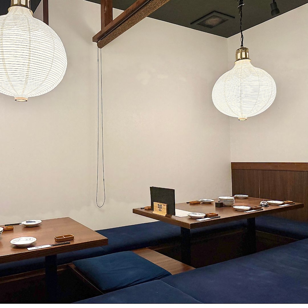 最大14名でご利用頂ける半個室。上質な空間で喝采自慢の刺身、料理をお楽しみください。