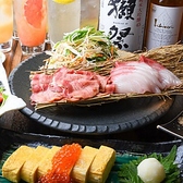 【お料理と相性抜群のお酒各種】お料理を一層引き立てるお酒も各種ご用意しております。生絞り果実を使用した果肉たっぷりの「生サワー」をはじめ、各種焼酎や獺祭をはじめとした日本酒、ジャパニーズウィスキーなどお料理にあうお酒も多数ラインナップ。その日の気分に合わせて、お好みの一杯をどうぞ。