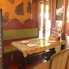 ご家族での外食やお友達とのランチ・ディナーにぴったりの4名様席です!広々としたテーブルで、約100種類の豊富なメニューからお好きな料理をお楽しみください。合コンや女子会にもおすすめの居心地の良い空間です◎