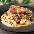 料理メニュー写真&nbsp;炙りチキンのクリームキノコパスタ