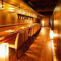 格式張らずに仲間との距離の近さを感じることができやすいカウンター席。最大10名様までご利用いただけます。ご利用の際はご予約時にお申しつけください。季節感が楽しめる素材の味を活かした料理と特別な空間でおもてなしいたします。