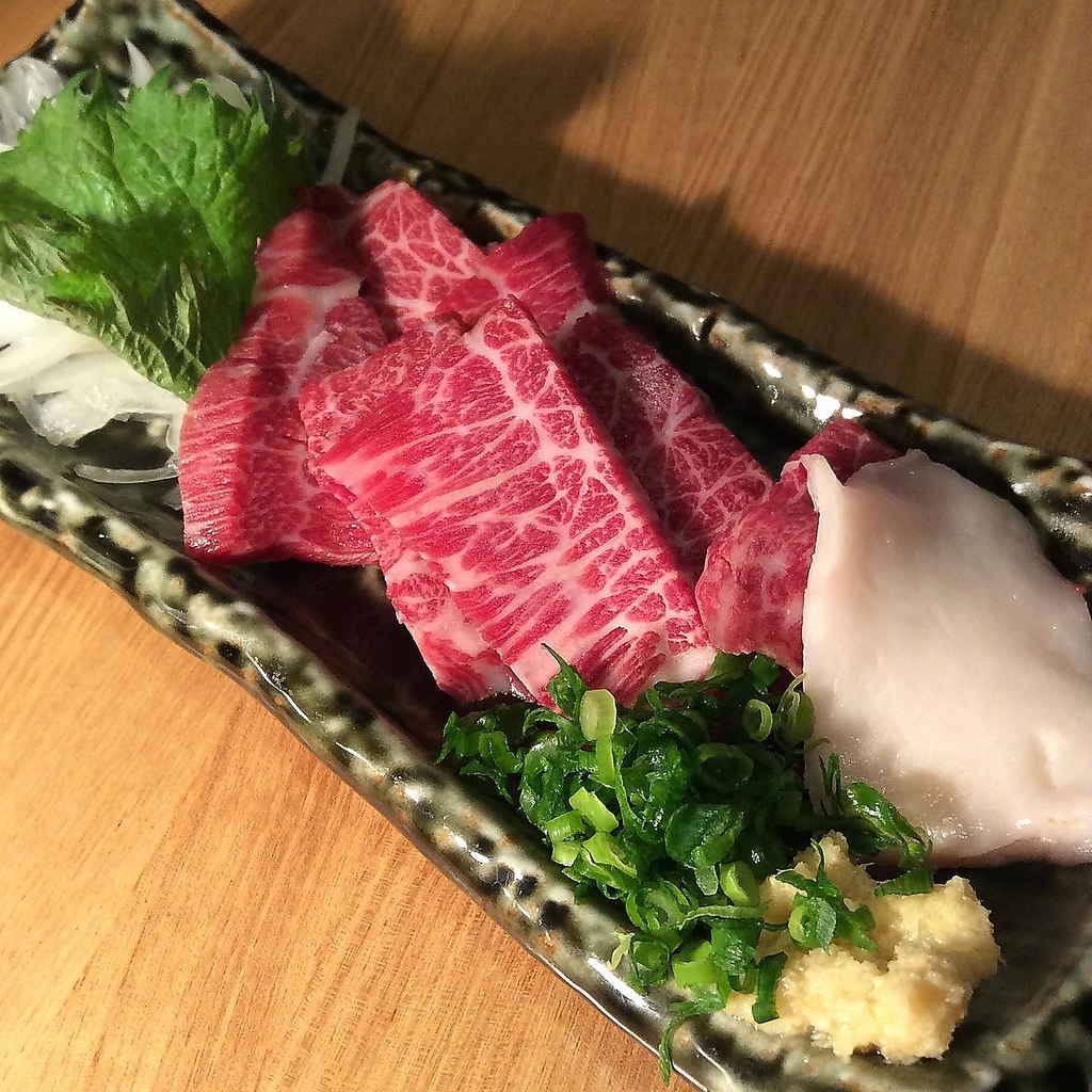 霜降り馬刺　1408円(税込)