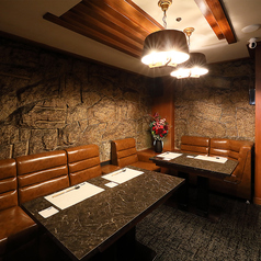 キャメル色のソファが優しく包み込む2～4名様用のテーブル席。和モダンなこだわりの非日常空間で、時間を気にせずゆっくりとおくつろぎください。