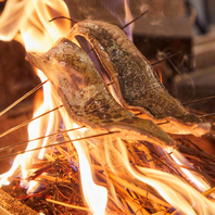 炎・音・香りの臨場感。炉端焼きだからこその非日常体験