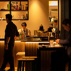 スタンド席では、お一人様でも気軽に立ち寄れる雰囲気。お好みの一杯を片手に、店内を見渡せる特等席です◎