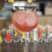 サプライズで忘れられない記念日を！大切な方のお誕生日に、特製バースデープレートで華を添えませんか？コースの最後にメッセージ入りのプレートが登場すれば、主役の笑顔も最高潮に！私たちが全力でお祝いのお手伝いをさせていただきます！