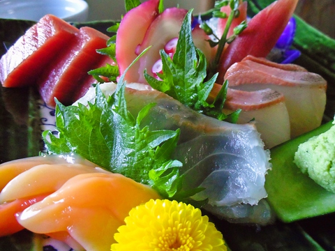浜名湖の海の幸や地場野菜を使用した旬を大切にするコース料理を堪能できる。